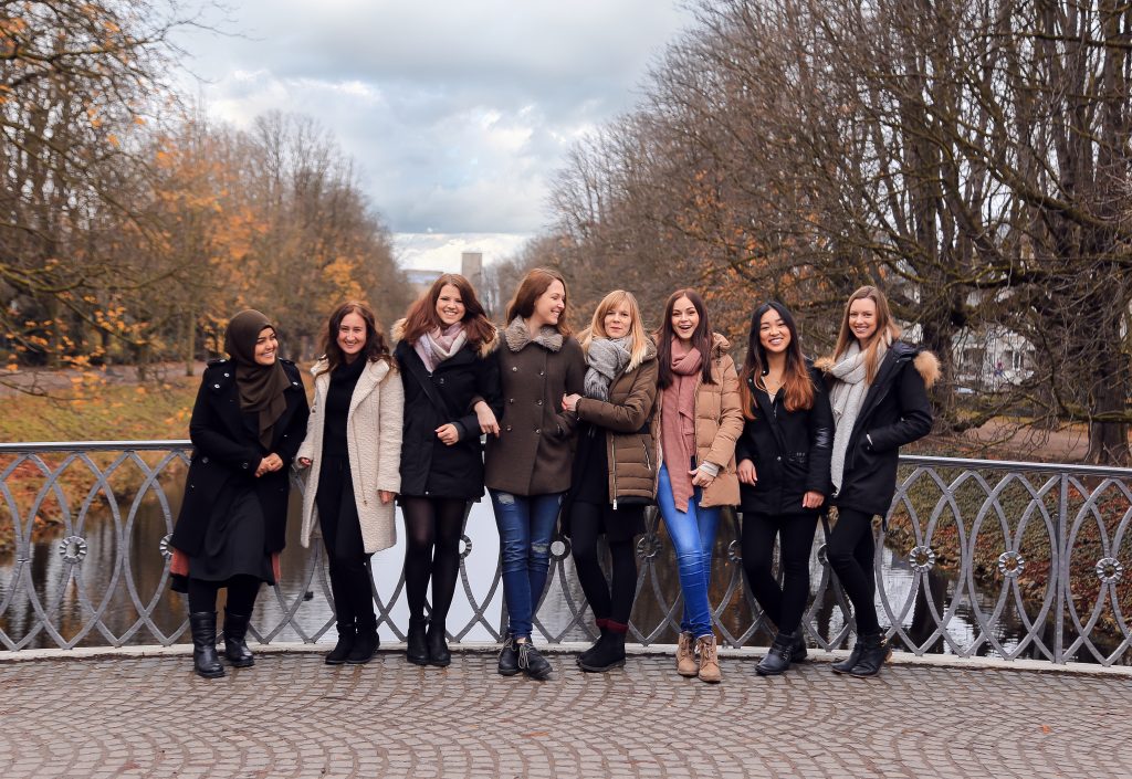 Gruppenfoto von jungen Frauen auf einer Brücke