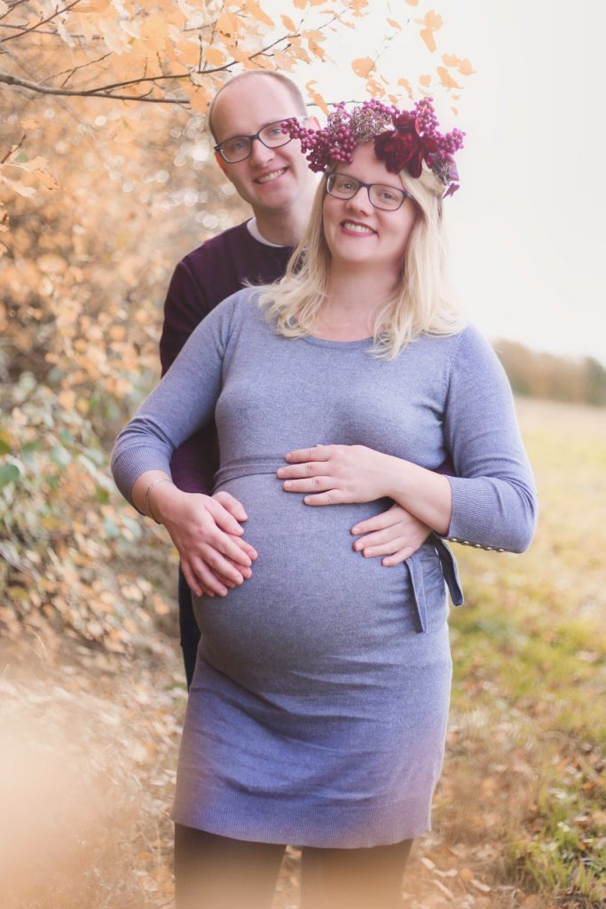 Ein Paar legt seine Hände auf ihren Babybauch