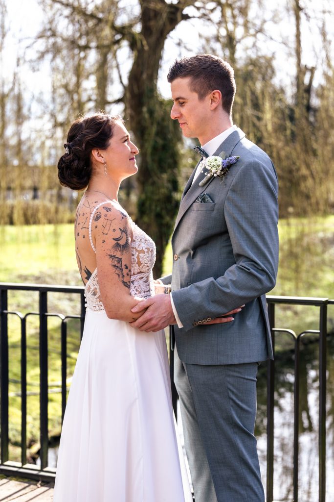 Foto eines Brautpaares am Hochzeitstag