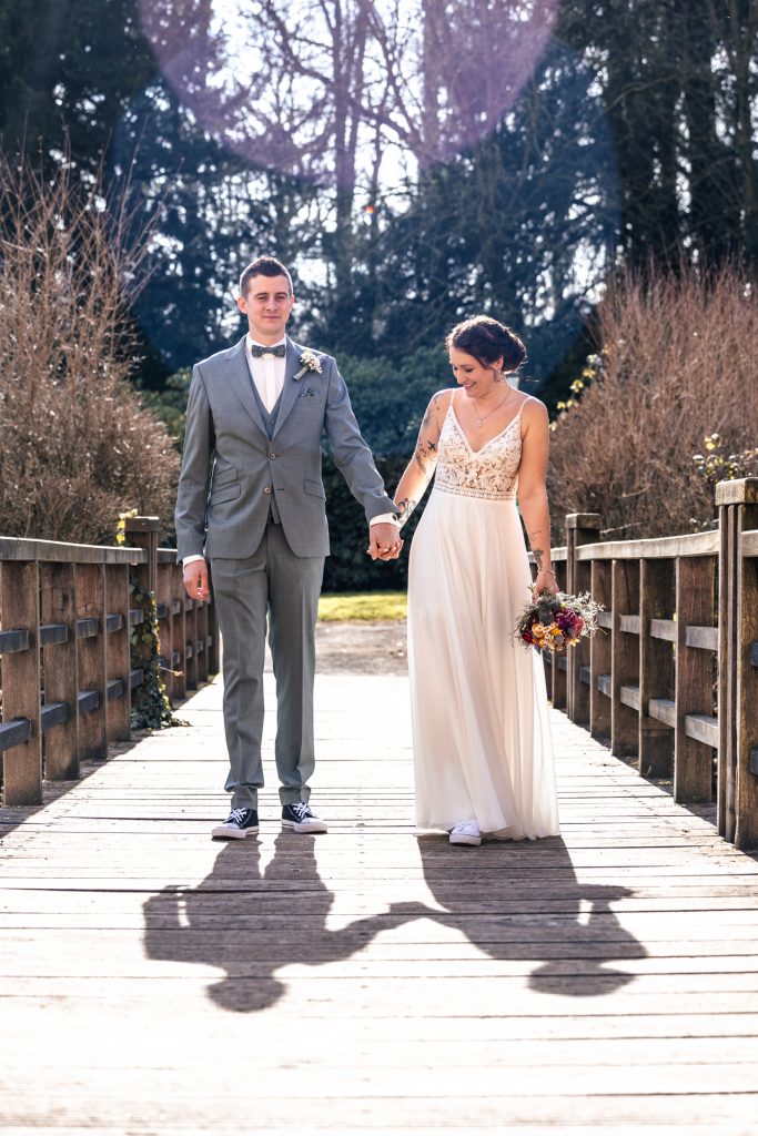 Foto eines Brautpaares Hand in Hand am Hochzeitstag