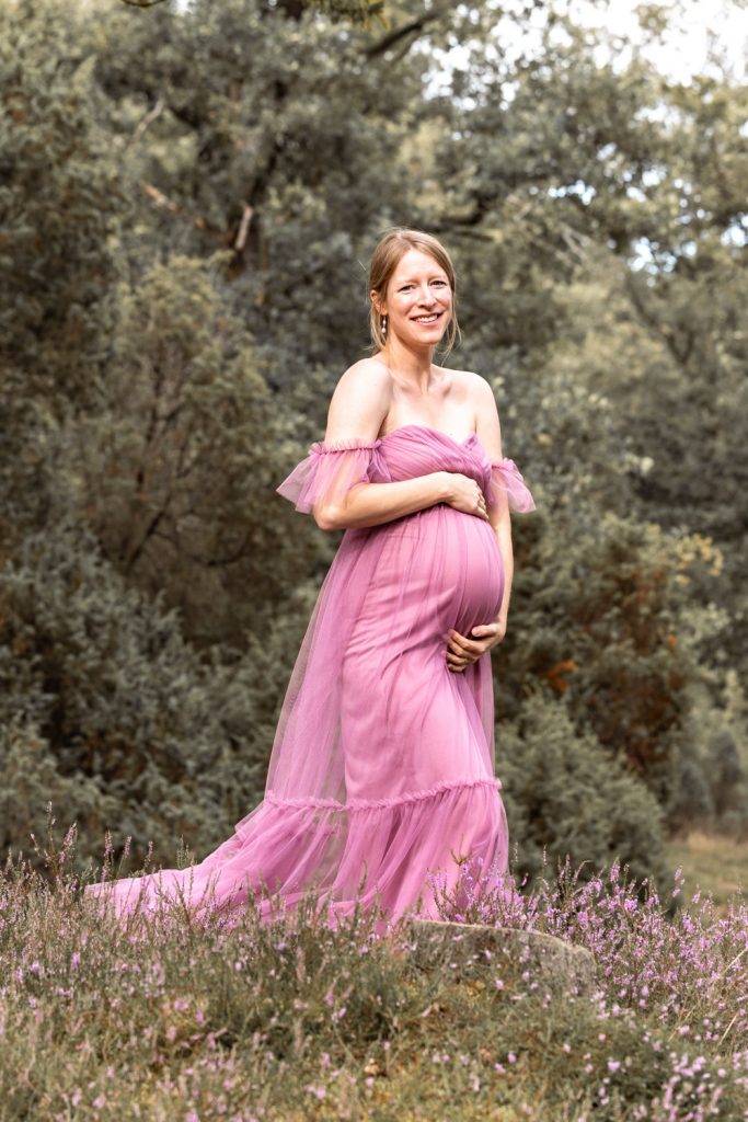 Babybauchfoto in der Natur