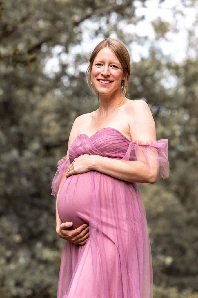 Babybauchfoto in der Natur