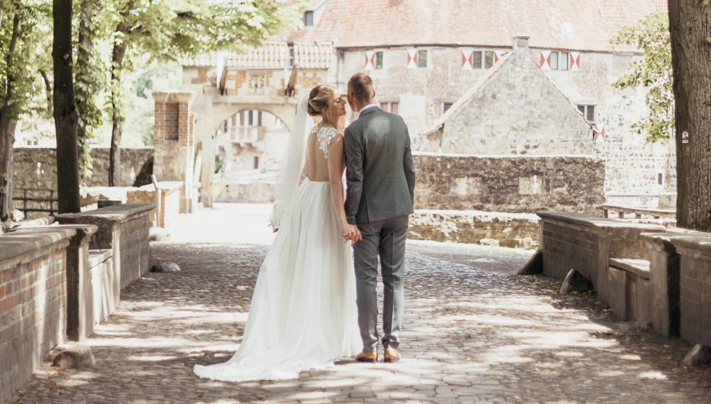 Brautpaar vor einer Burg