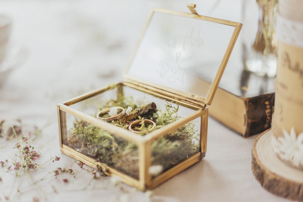Eheringe in einer gläsernen Ringbox