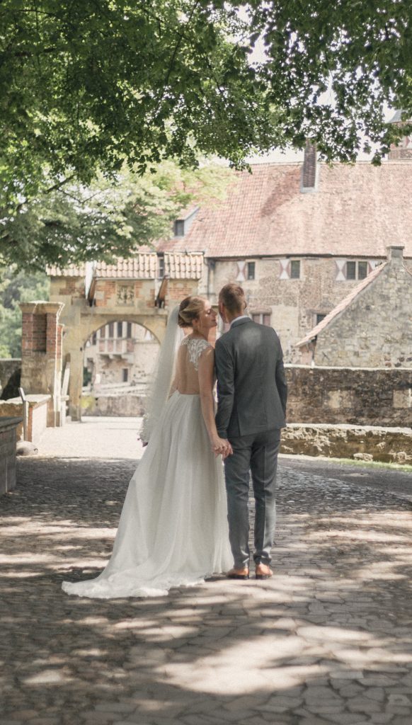Brautpaar auf der Burg Vischering in Lüdinghausen – Hochzeitsreportage im Münsterland